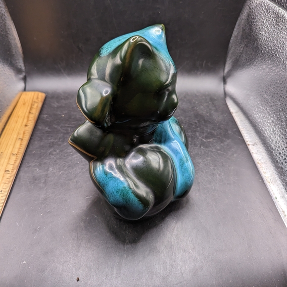 Charming Blue Mountain Pottery Cat and Ball of Yarn Figurine Black and Teal - Picture 2 of 10